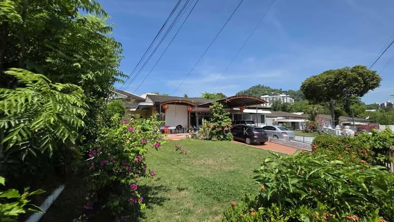Fettes Park Single Storey Semi-Detached Corner House. - 2
