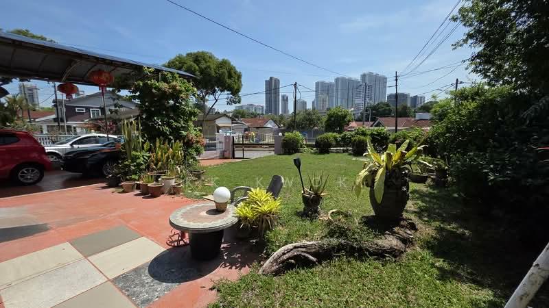 Fettes Park Single Storey Semi-Detached Corner House. - 4