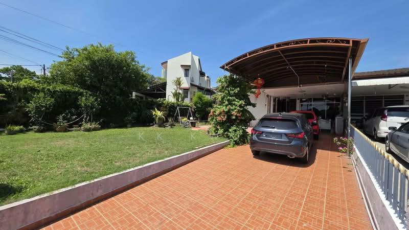 Fettes Park Single Storey Semi-Detached Corner House. - 1