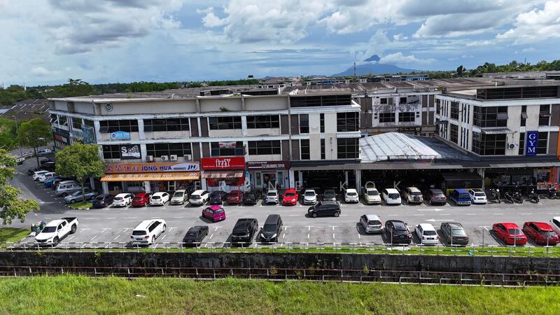 3 Storey Shop Intermediate @ Matang Hub Facing main road and roundabout - 1