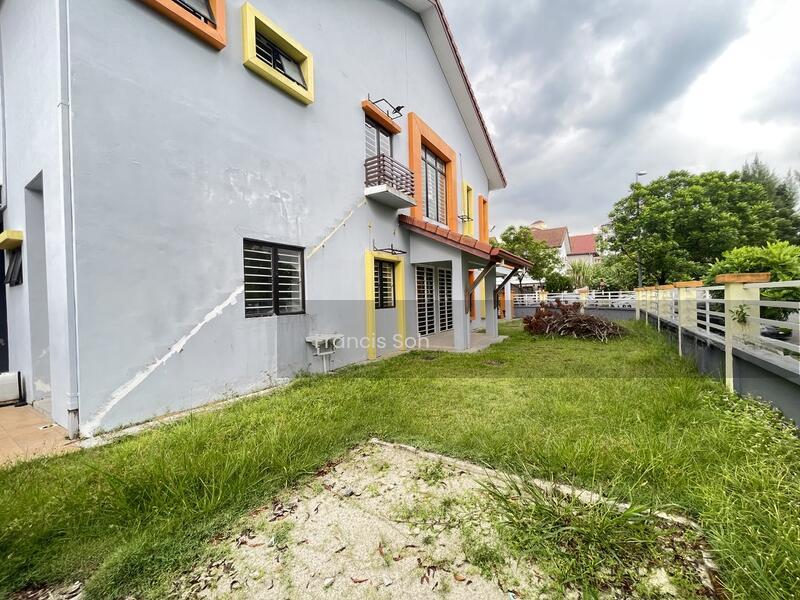 Corner with bigger land - 3