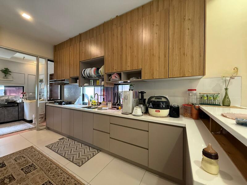 City of Elmina : Elmina Valley 2 - 4