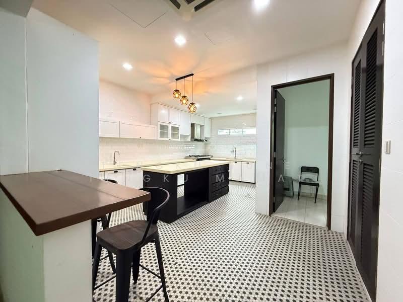 Corner Lot USJ Height 2.5 Storey with Swimming Pool - 5