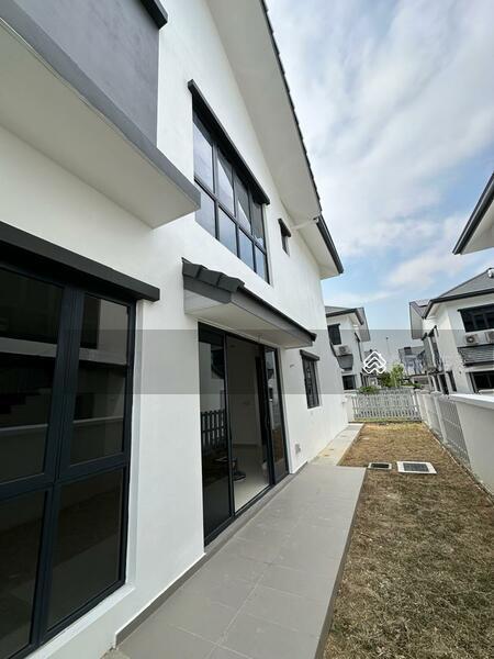 Precinct Arundina - 4