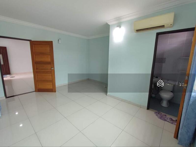 Freehold 1 Storey Semi D in Ujong Pasir - 5