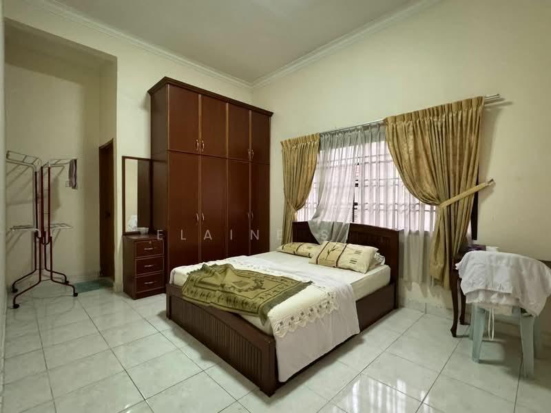 Kulai Bandar Putra Gate A - 5