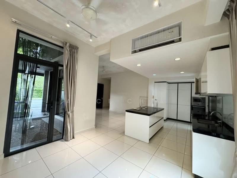 Avira Medini Iskandar - 1