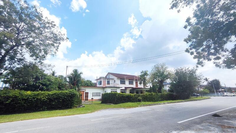 Lim Garden, Ipoh. Corner Bungalow Lot. Huge Land - 4