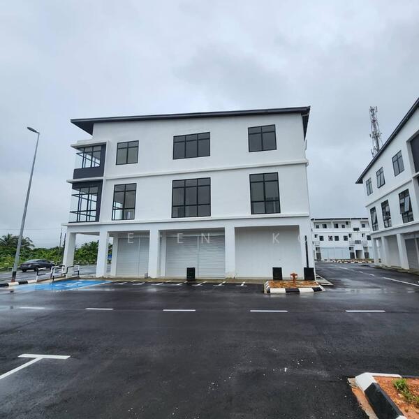 3 Storey Shop @ Golden Square Bau - 4