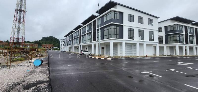 3 Storey Shop @ Golden Square Bau - 2