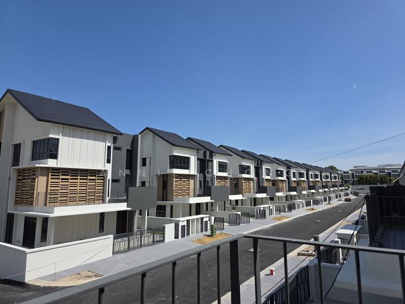 NEW Bungalow & Semi-D at Bukit Serdang. 4km to Bukit Jalil & Sungai Besi. Seraiya by the Hill - 1