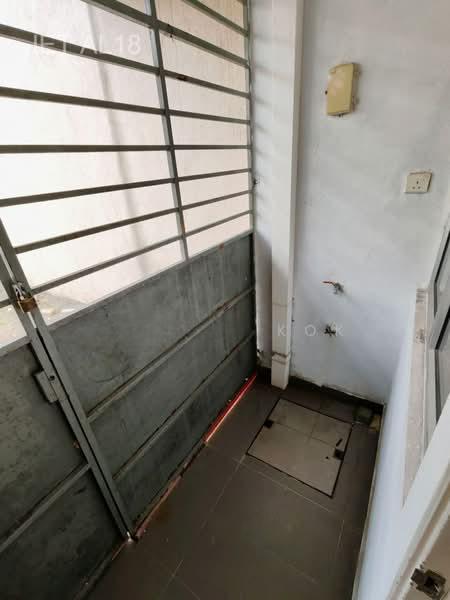 RM580k! 20x65ft! 4R3B! Good Basic Condition Saron Bandar Bukit Raja Klang 2 Sty Terrace House - 4