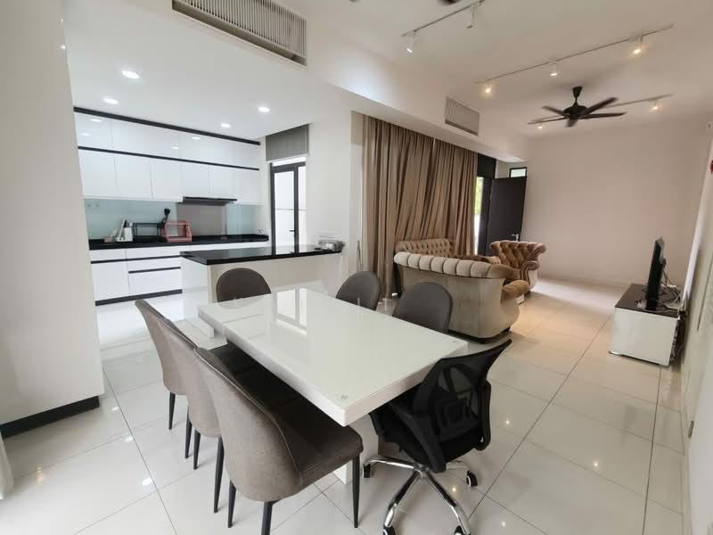 Avira Medini Iskandar - 2