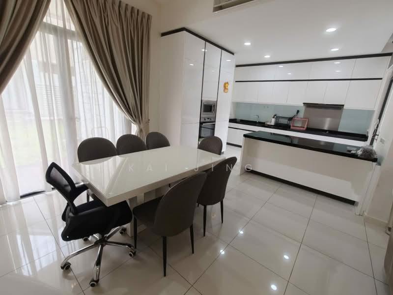 Avira Medini Iskandar - 3