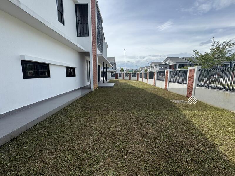 Elmina Green Three - 2