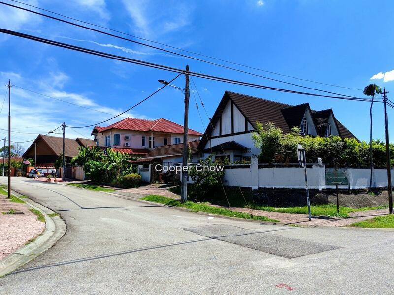 Bungalow at Seksyen 3 - 1