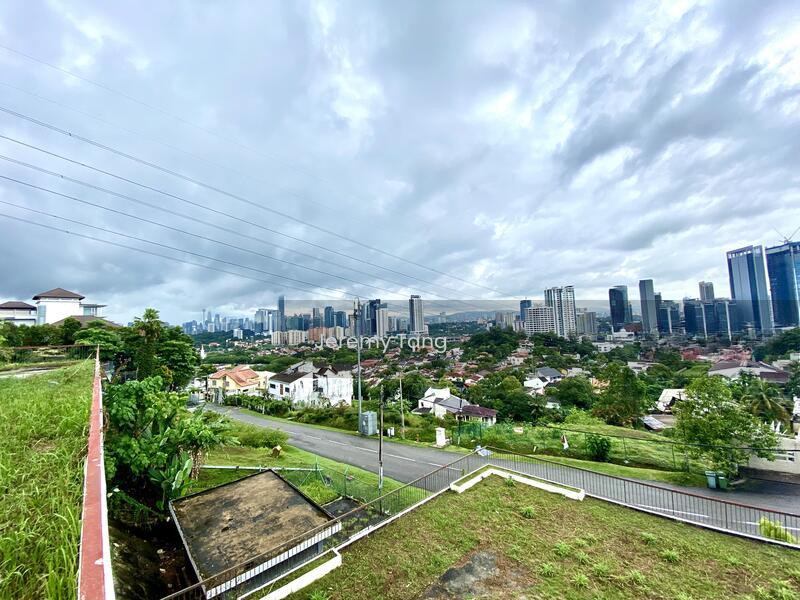 Massive Bungalow on Prime, Elevated Land in Bukit Pantai - 3