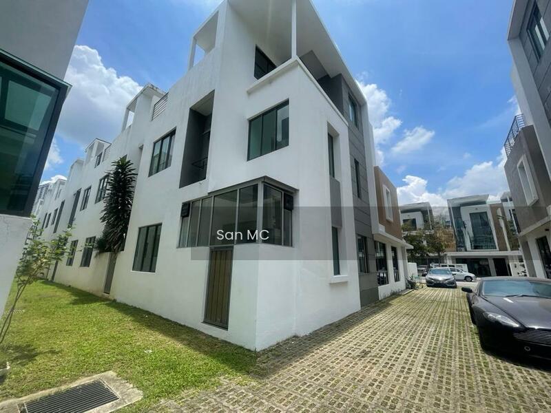 Lake Point Residence - 1