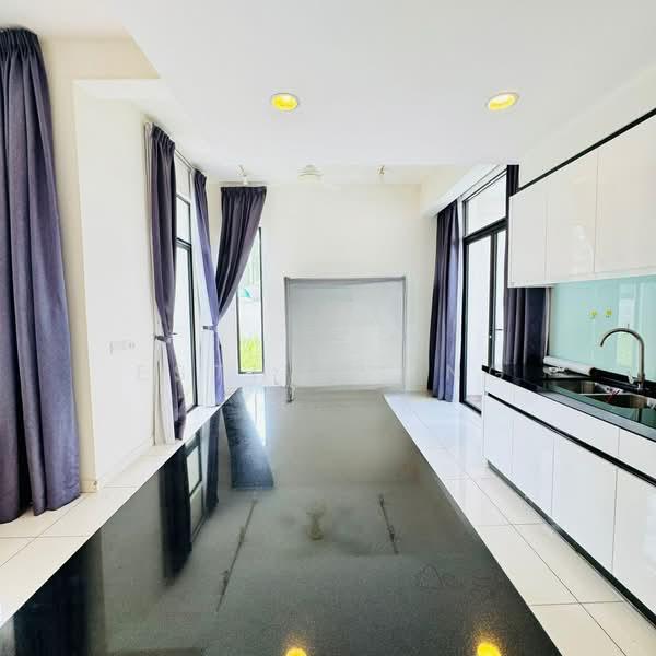 Avira Medini Iskandar - 5