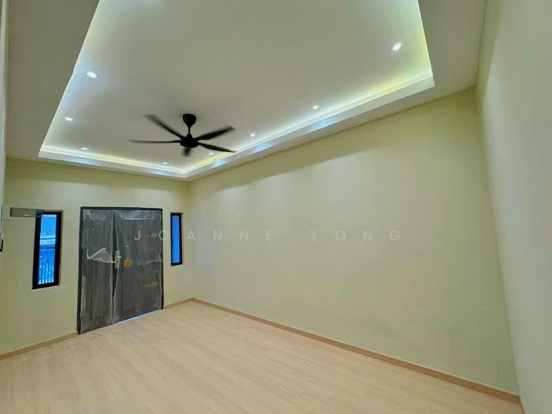 Large Single Storey Terrace @ Jalan Santalia 2, Masai, Pasir Gudang, Johor - 4