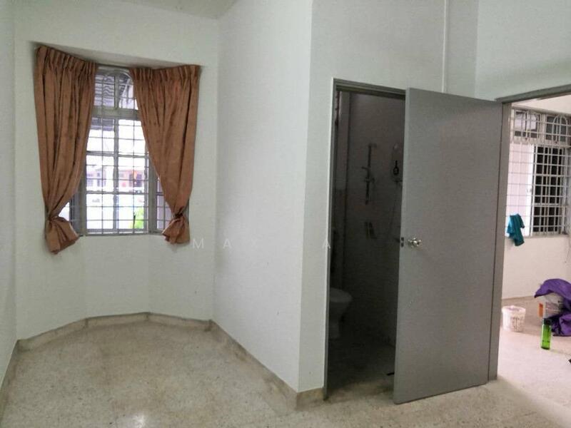 Taman Molek 1.5 Storey Terrace House - 5