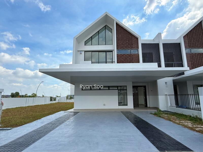 The Eighth, Elmina Green - 2