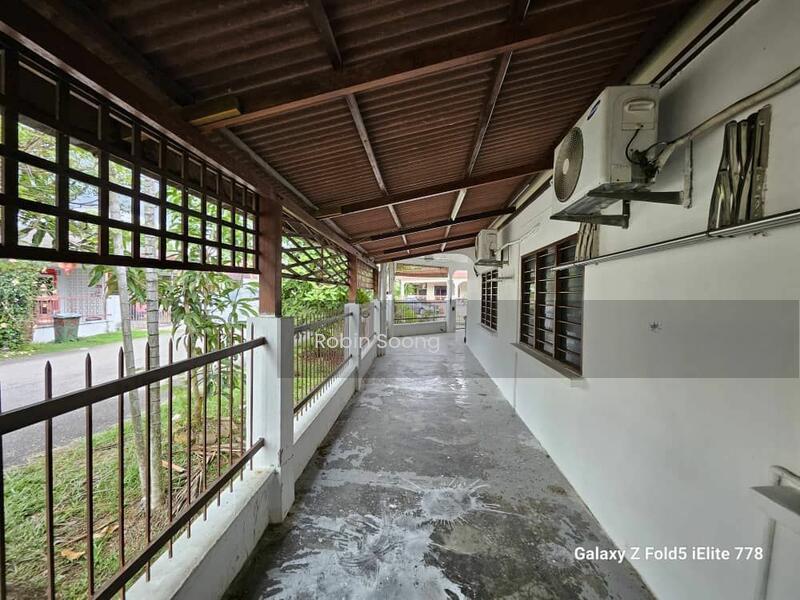Freehold Corner 1 Storey Terrace house at Ujong Pasir - 3