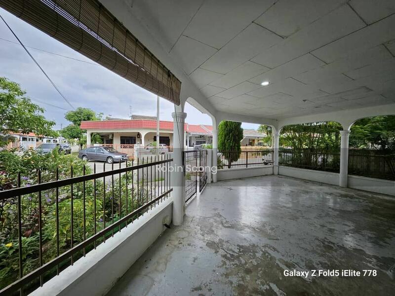 Freehold Corner 1 Storey Terrace house at Ujong Pasir - 2