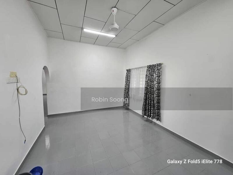 Freehold Corner 1 Storey Terrace house at Ujong Pasir - 5