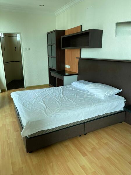 Gurney Palace - 2