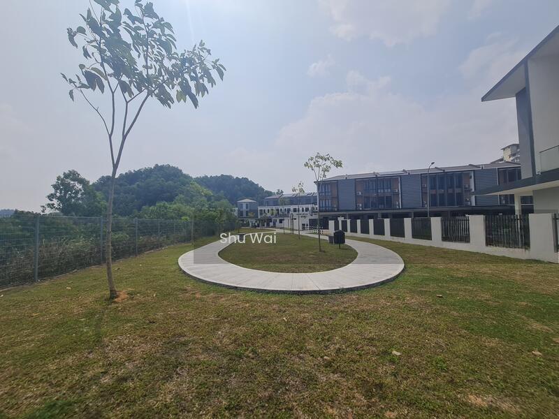 Corner,3sty Superlink BIG side land,do you think 9mins to Pavilion 2,ONLY 1.9xmil,OK? - 2