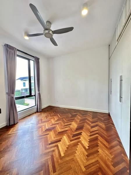 Avira Medini Iskandar - 5