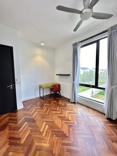 Avira Medini Iskandar - 2