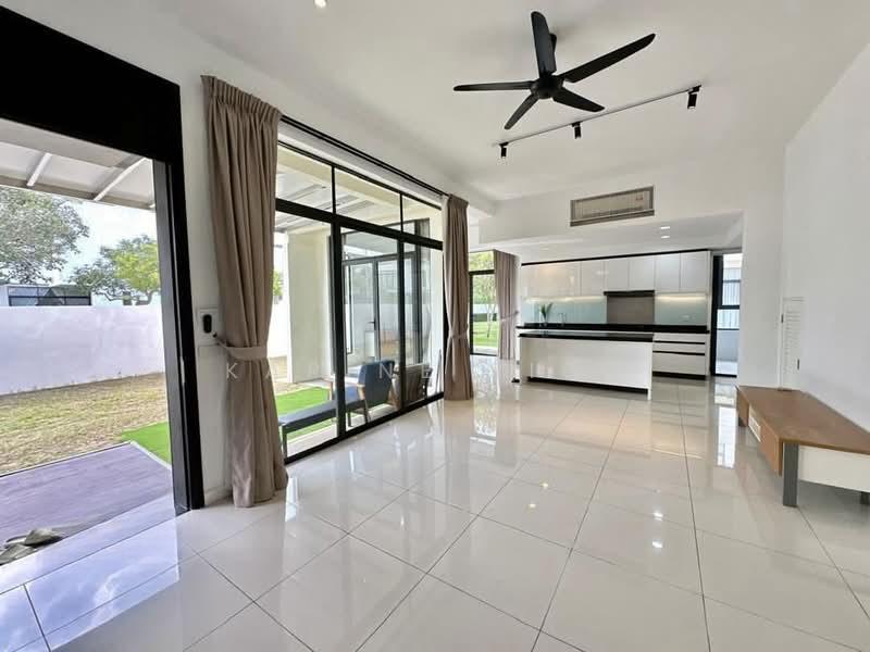 Avira Medini Iskandar - 1