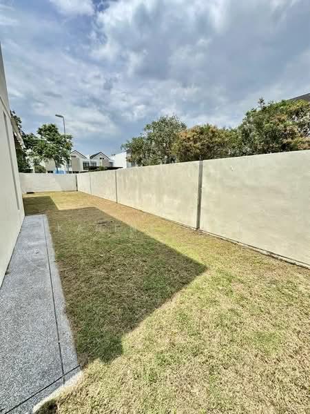 Avira Medini Iskandar - 4