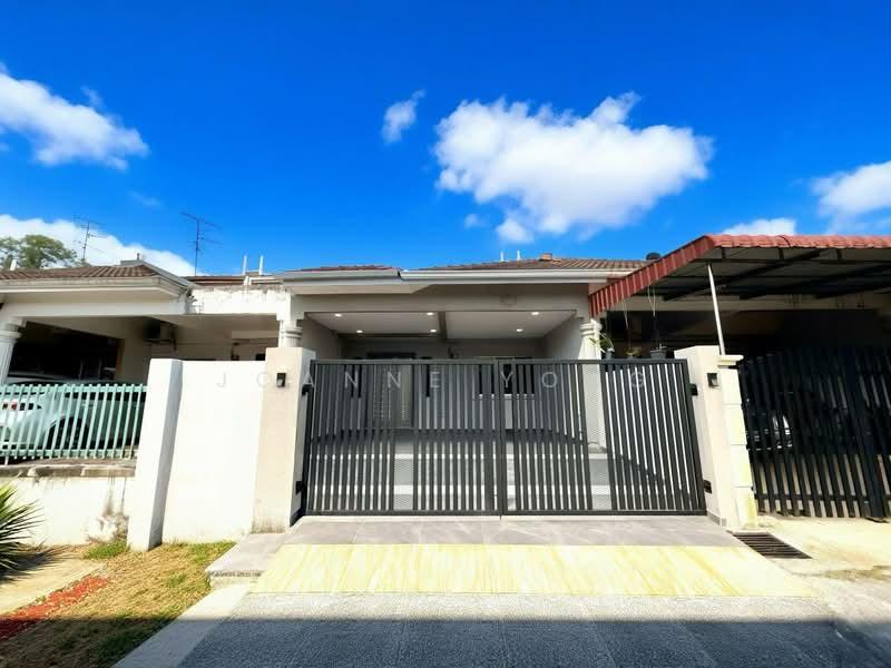 Large Single Storey Terrace @ Jalan Santalia 2, Masai, Pasir Gudang, Johor - 1
