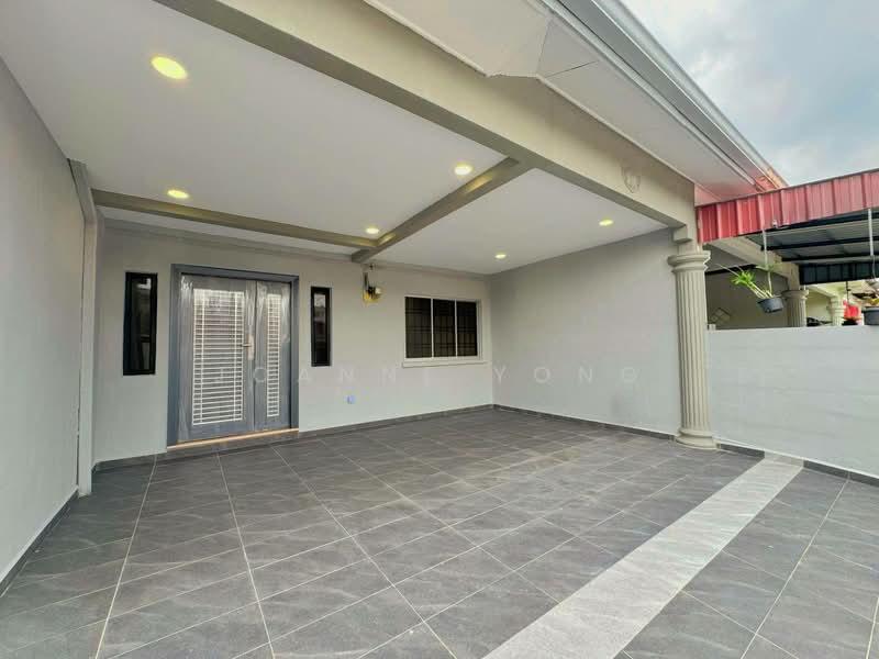 Large Single Storey Terrace @ Jalan Santalia 2, Masai, Pasir Gudang, Johor - 2