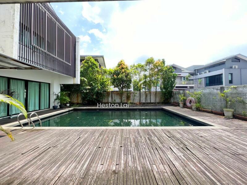 Noble Park Grand Pool Villas East Ledang - 1