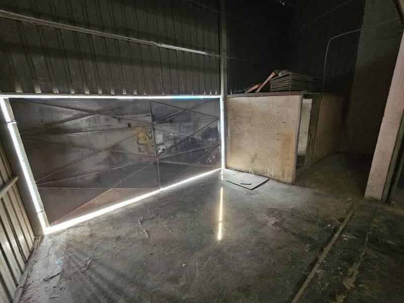 Taman Daya 1.5 Storey Semi D Factory for Sale - 3