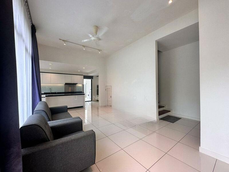 Avira Medini Iskandar - 2