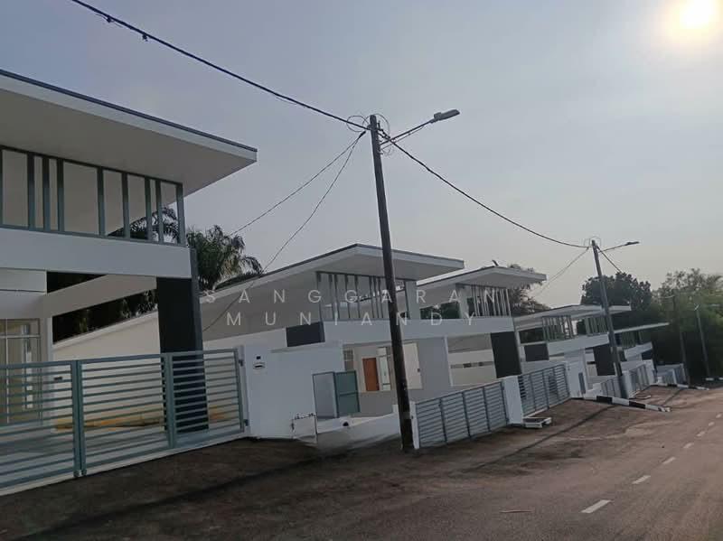 RUMAH BERKEMBAR SETINGKAT DI SERDANG - 5