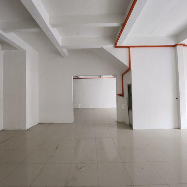 3 Storey Shop Intermediate @ Metro City opposite Satex and next block to H&L - 3