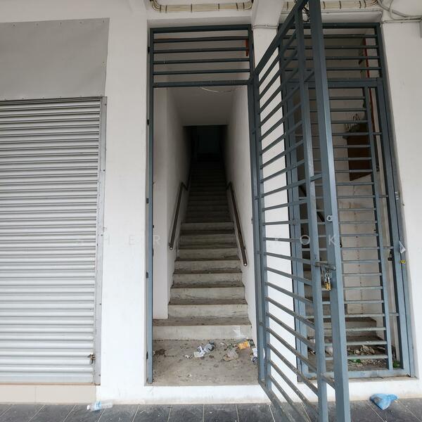 3 Storey Shop Intermediate @ Metro City opposite Satex and next block to H&L - 2