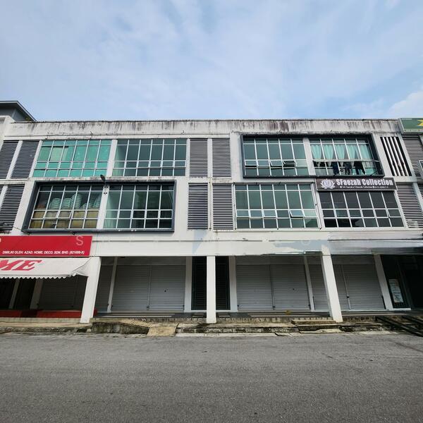 3 Storey Shop Intermediate @ Metro City opposite Satex and next block to H&L - 1