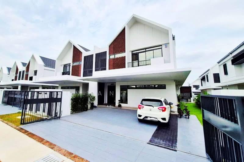 The Eighth, Elmina Green - 2