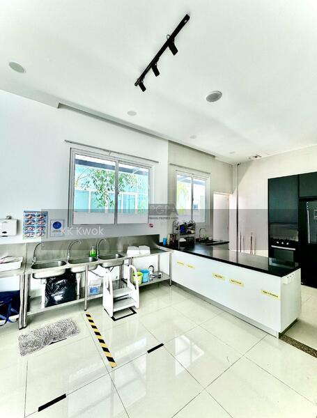 Vermont Villa 3-Storey Bungalow on Jalan Barnett in George Town. - 2
