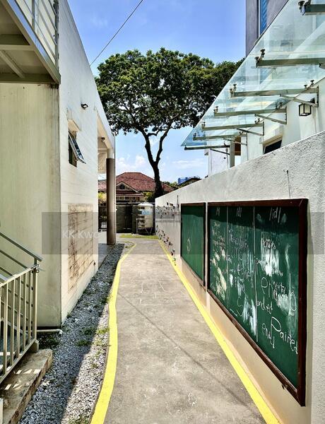 Vermont Villa 3-Storey Bungalow on Jalan Barnett in George Town. - 5