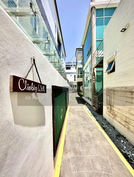 Vermont Villa 3-Storey Bungalow on Jalan Barnett in George Town. - 4