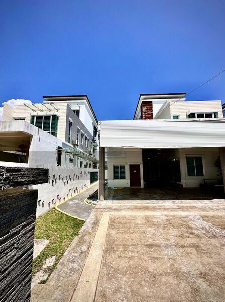 Vermont Villa 3-Storey Bungalow on Jalan Barnett in George Town. - 1
