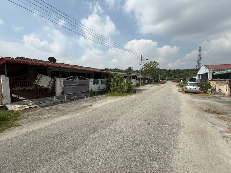 Single Storey Inter Corner House at Bercham - 2